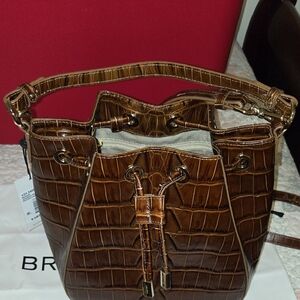 BRAHMIN MELINDA BUCKET BAG in CHESTNUT MARANA FLAT CROC EMBOSSED LEATHER. NWT.